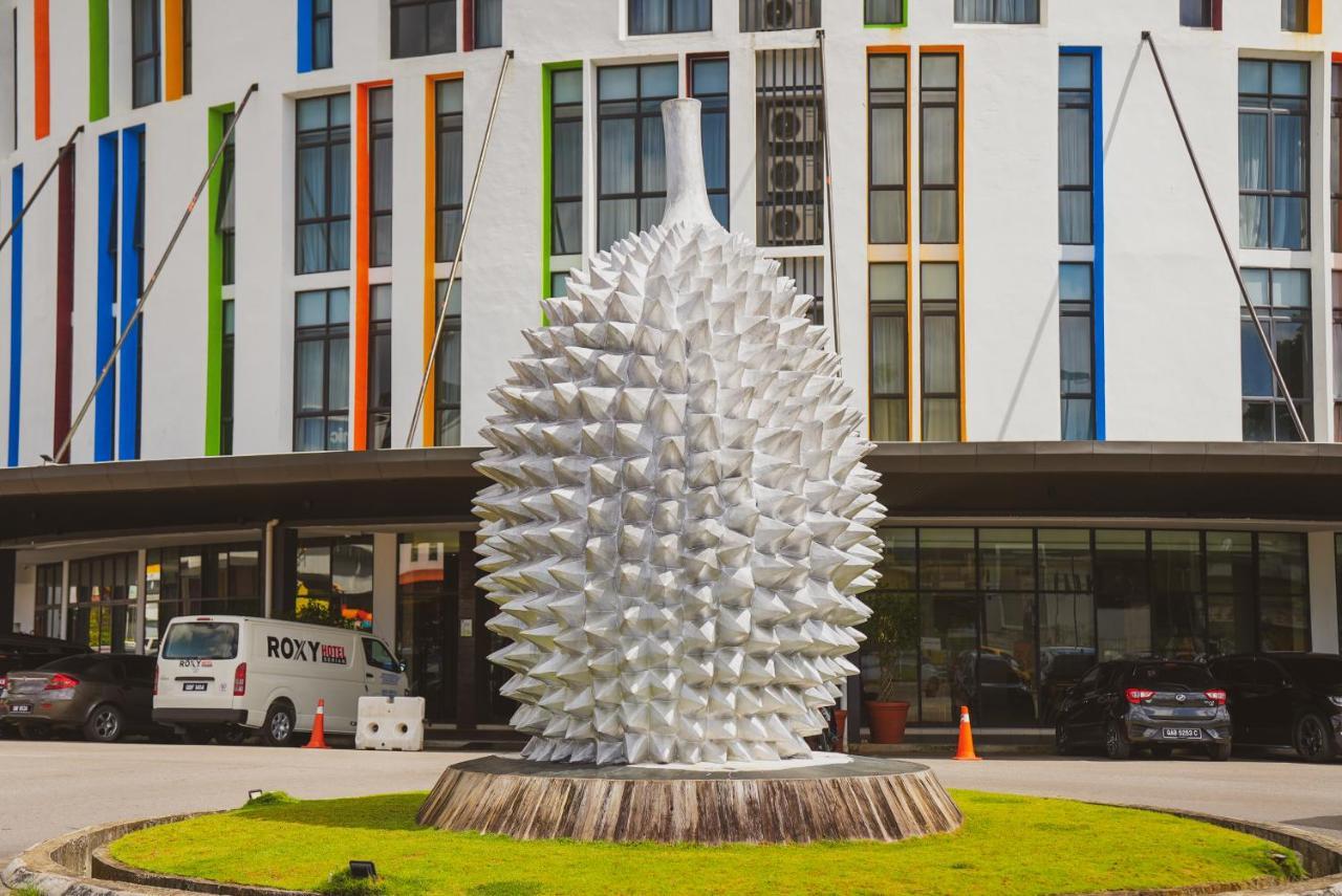 ร็อกซี โฮเต็ล เซเรียน Hotel Serian ภายนอก รูปภาพ