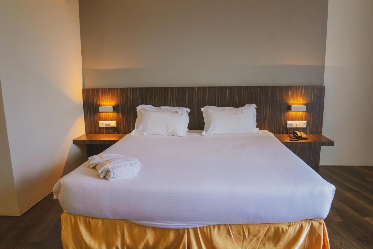 ร็อกซี โฮเต็ล เซเรียน Hotel Serian ภายนอก รูปภาพ