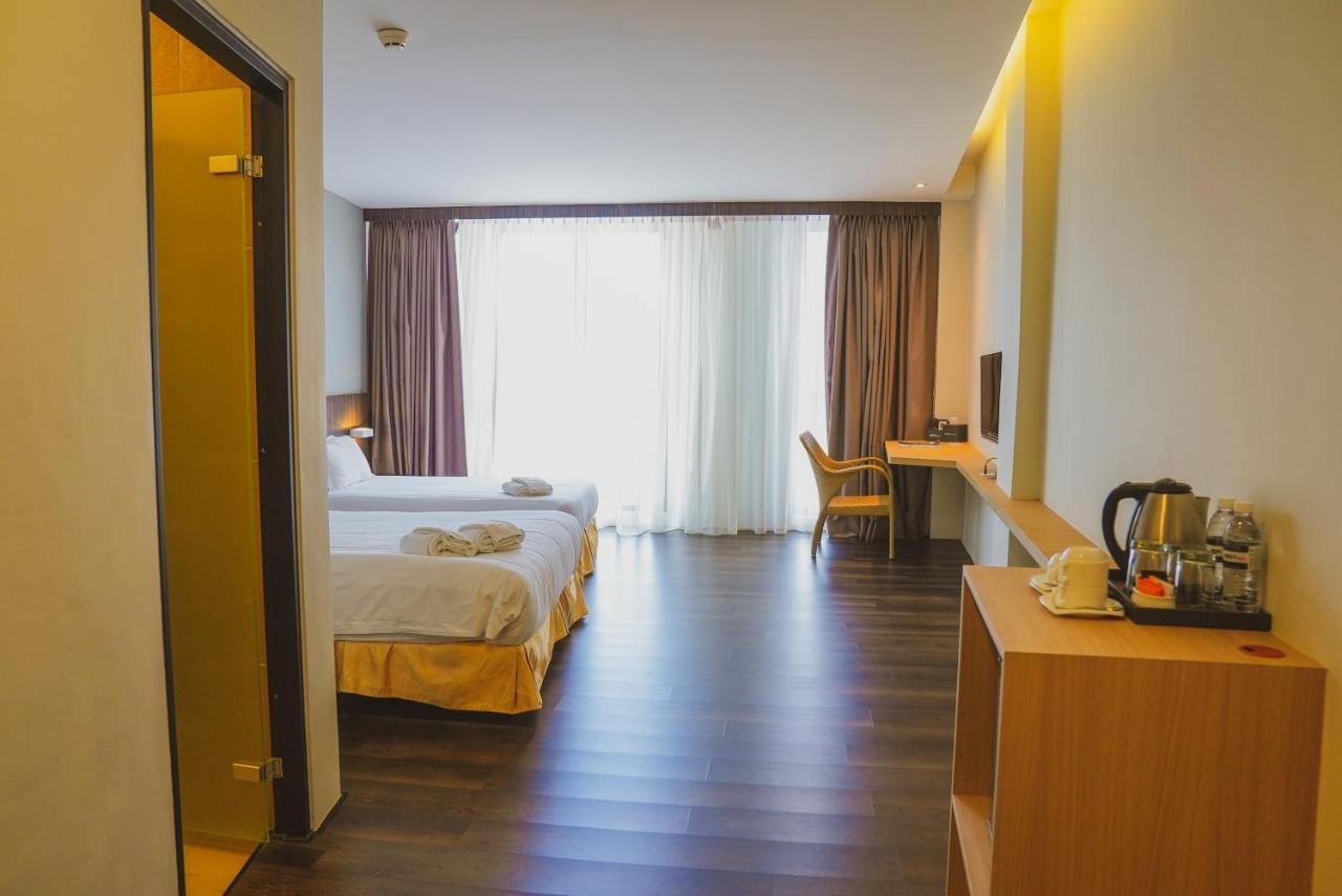 ร็อกซี โฮเต็ล เซเรียน Hotel Serian ภายนอก รูปภาพ