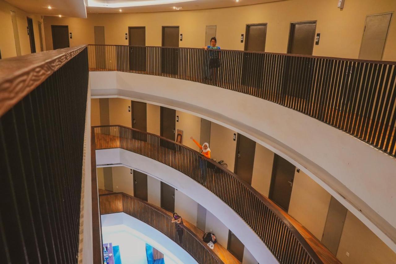 ร็อกซี โฮเต็ล เซเรียน Hotel Serian ภายนอก รูปภาพ