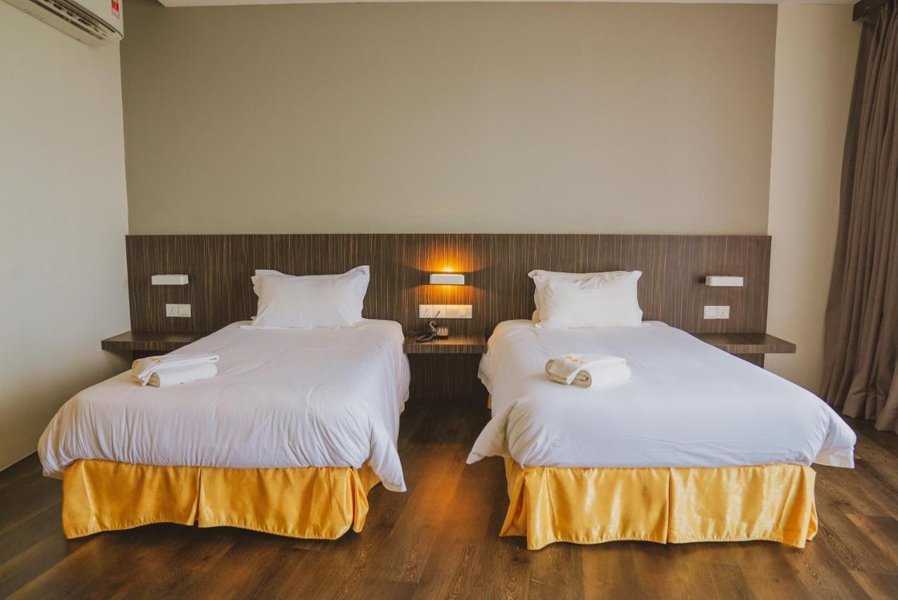 ร็อกซี โฮเต็ล เซเรียน Hotel Serian ภายนอก รูปภาพ