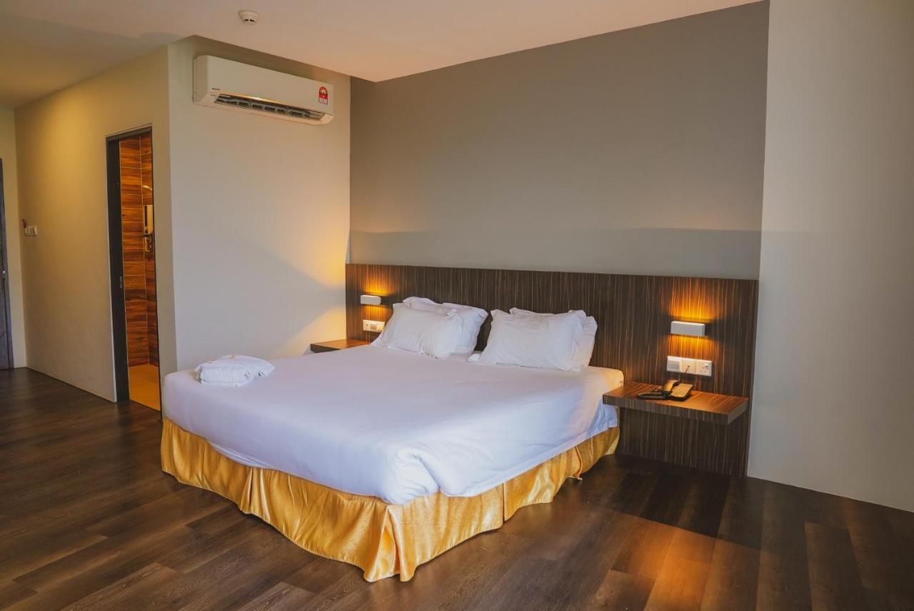 ร็อกซี โฮเต็ล เซเรียน Hotel Serian ภายนอก รูปภาพ