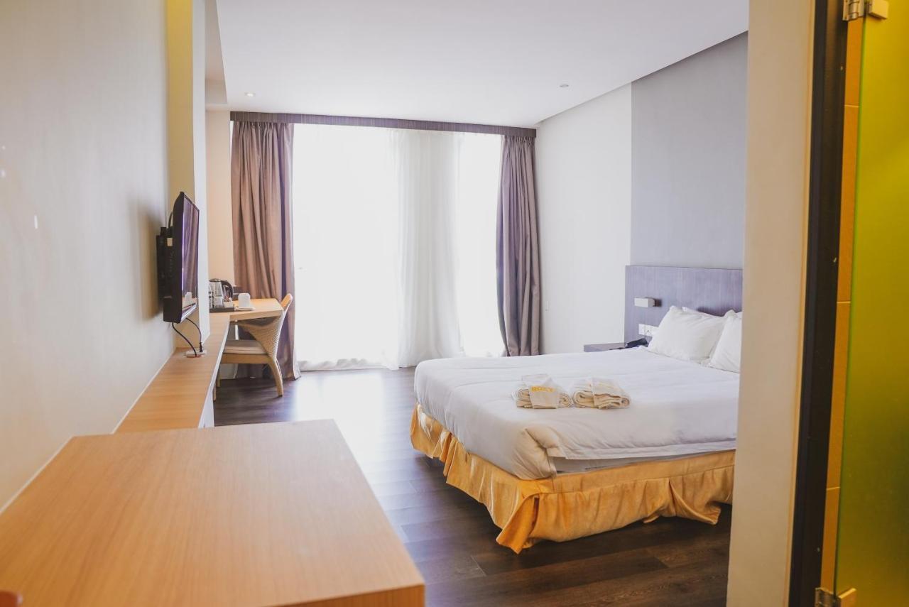 ร็อกซี โฮเต็ล เซเรียน Hotel Serian ภายนอก รูปภาพ