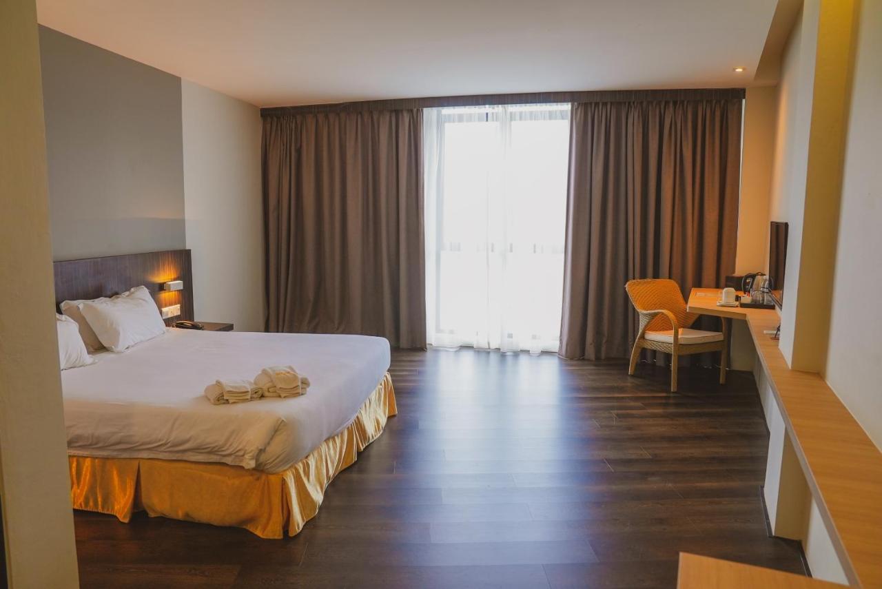 ร็อกซี โฮเต็ล เซเรียน Hotel Serian ภายนอก รูปภาพ