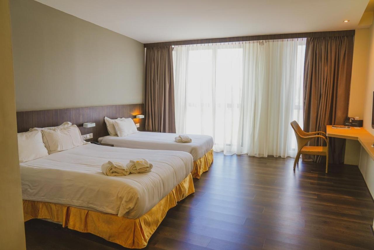 ร็อกซี โฮเต็ล เซเรียน Hotel Serian ภายนอก รูปภาพ