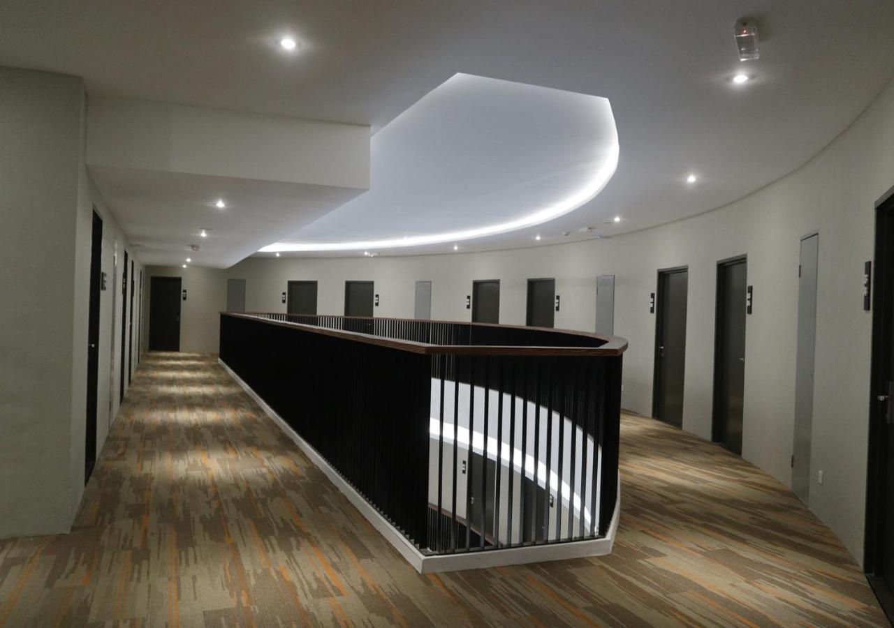ร็อกซี โฮเต็ล เซเรียน Hotel Serian ภายนอก รูปภาพ